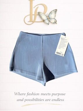 Lululemon  Ribbed Softstreme size 4
HR Short 2”